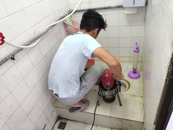 乌达管道堵塞冒臭气 专业师傅现场解决问题