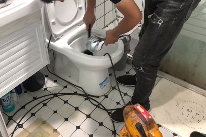 乌达马桶堵塞自己疏通还是找师傅？专业上门服务让你省时更省心