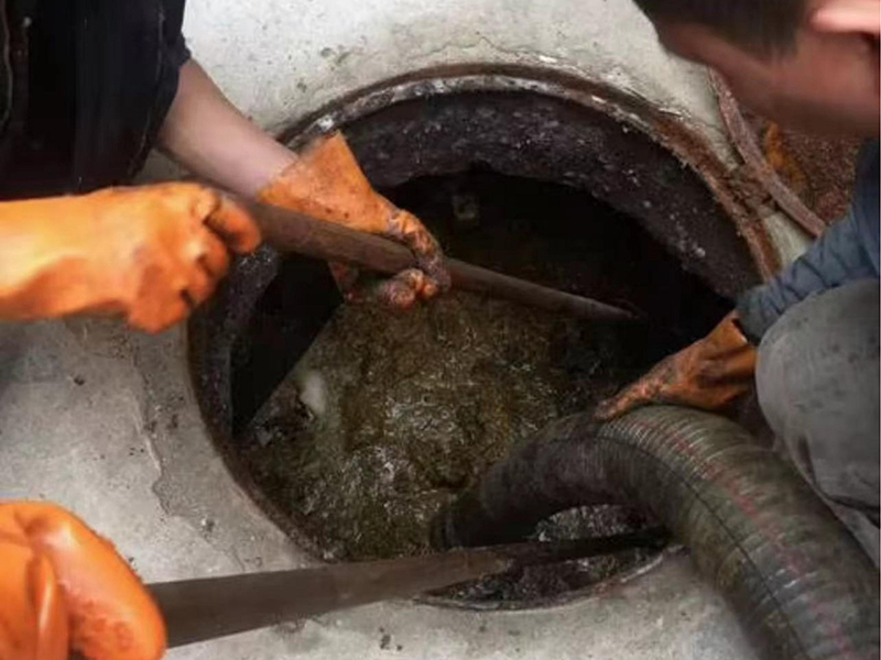 乌达清理化粪池时如何避免沼气的危害？